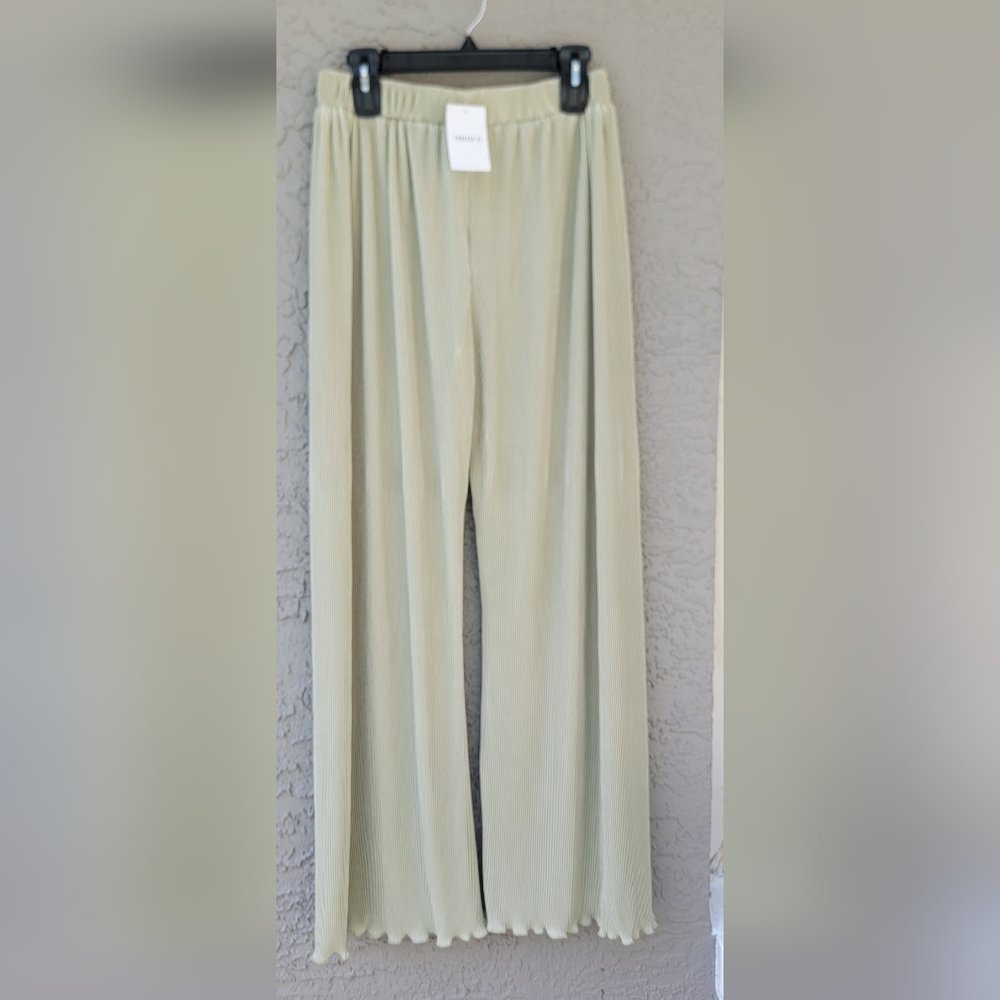 Forever 21 Sage green ribbed wide leg pull up pants size Medium